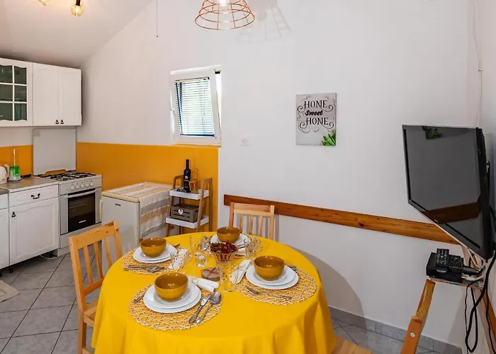2 Bedroom In Nyaraló Molat
