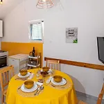 2 Bedroom Nice Home In Molat Ferienhaus Molat
