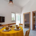 2 Bedroom Nice Home In Molat Molat