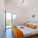 2 Bedroom Nice Home In Molat Molat