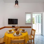2 Bedroom Nice Home In Molat *